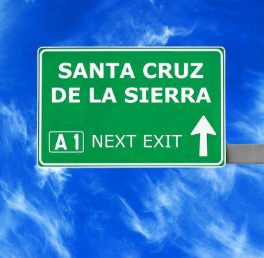 Santa Cruz De La Sierra yol işaret karşı mavi gökyüzü temizleyin