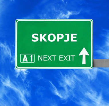 Skopje yol işaret karşı mavi gökyüzü temizleyin