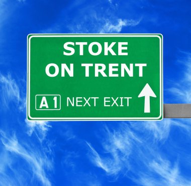 Stoke On Trent yol işaret karşı mavi gökyüzü temizleyin