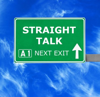 Düz konuşma yol işaret karşı açık mavi gökyüzü