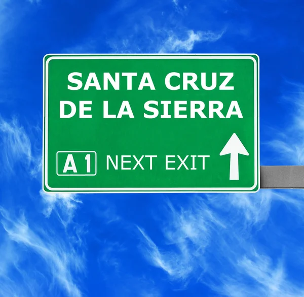 Santa Cruz De La Sierra yol işaret karşı mavi gökyüzü temizleyin