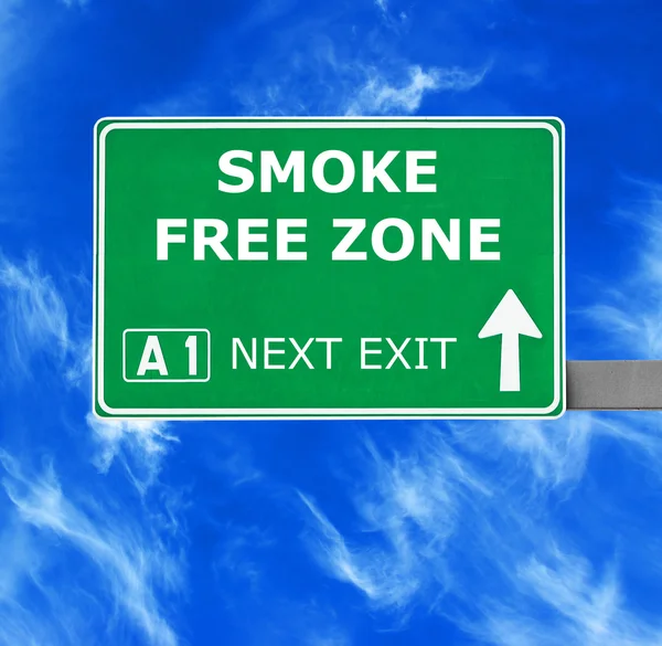 SMOKE FREE ZONE sinal de estrada contra o céu azul claro — Fotografia de Stock