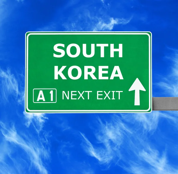 Mavi gökyüzü Güney Kore yol işaret karşı temizleyin — Stok fotoğraf
