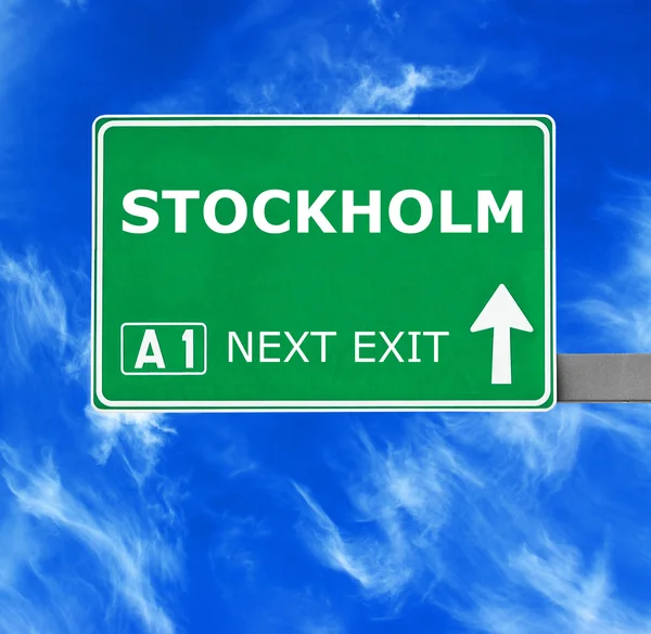 Stockholm verkeersbord tegen duidelijke blauwe hemel — Stockfoto