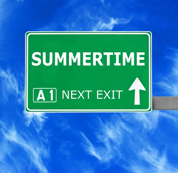 SUMMERTIME road sign against clear blue sky — Stock Photo, Image