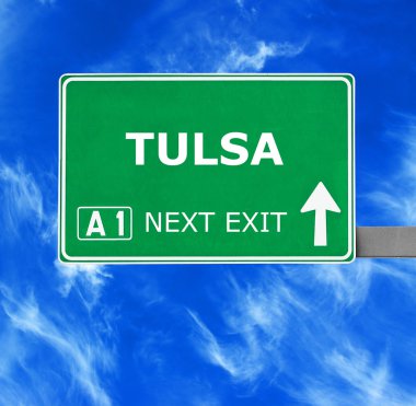 Tulsa yol işaret karşı mavi gökyüzü temizleyin