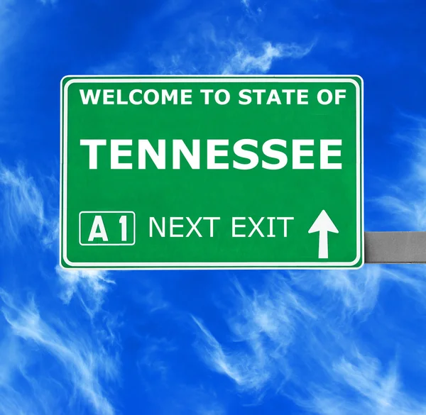 Tennessee vägskylt mot klar blå himmel — Stockfoto