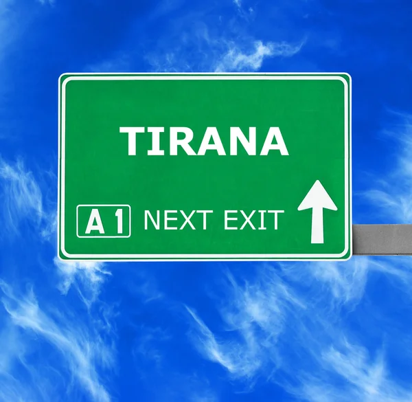 Tirana-Verkehrsschild gegen strahlend blauen Himmel — Stockfoto
