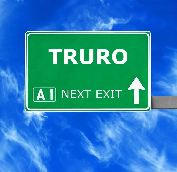 Straßenschild truro gegen strahlend blauen Himmel — Stockfoto