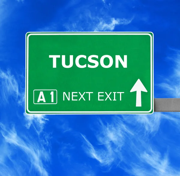 Tucson verkeersbord tegen duidelijke blauwe hemel — Stockfoto
