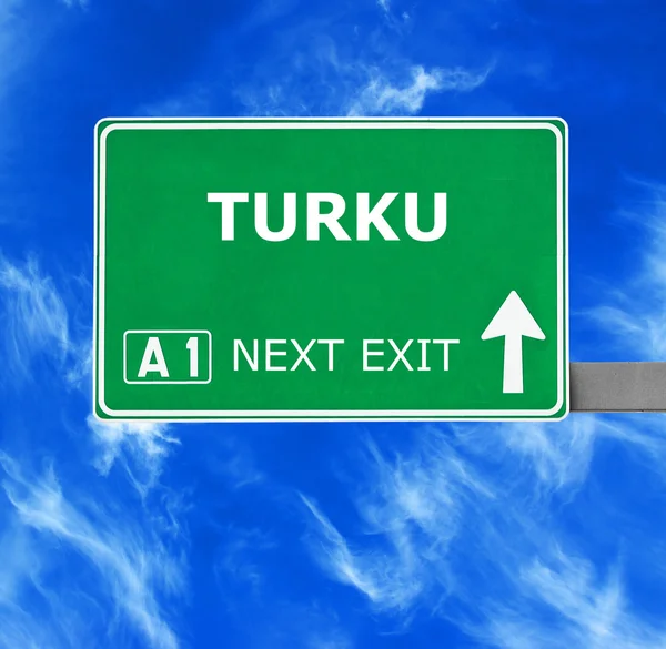 トゥルク道路標識に対する澄んだ青い空 — ストック写真