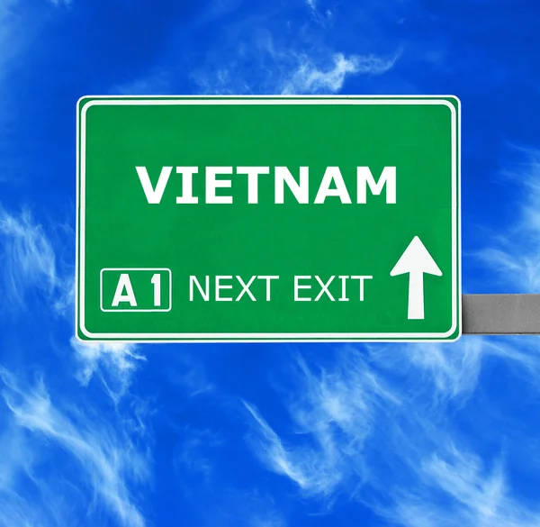 Vietnam Verkehrsschild gegen strahlend blauen Himmel — Stockfoto