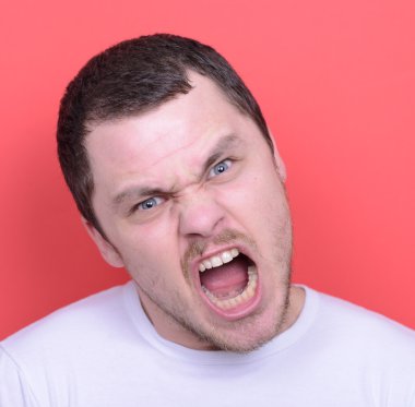 kırmızı arka planda çığlık öfkeli adam portresi