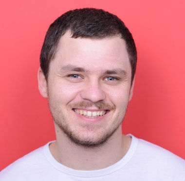 빨간 backgroun에 대 한 캐주얼 옷에 잘생긴 남자의 초상화kırmızı adam karşı rahat kıyafetler içinde yakışıklı bir adam portresi