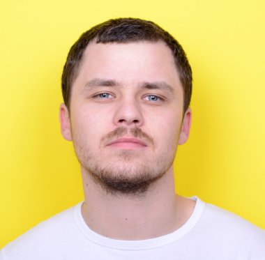 빨간 backgroun에 대 한 캐주얼 옷에 잘생긴 남자의 초상화kırmızı adam karşı rahat kıyafetler içinde yakışıklı bir adam portresi