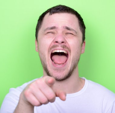 yakışıklı adam laughung yeşil backgro karşı yüksek sesle portresi