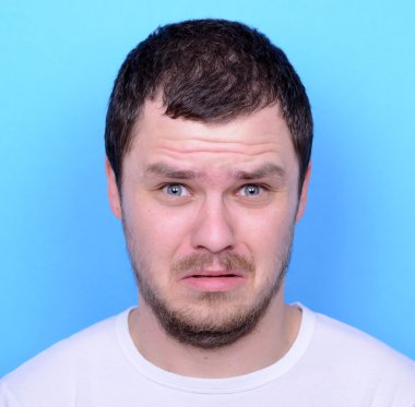 dusgusted jest mavi arka planı olan adam portresi