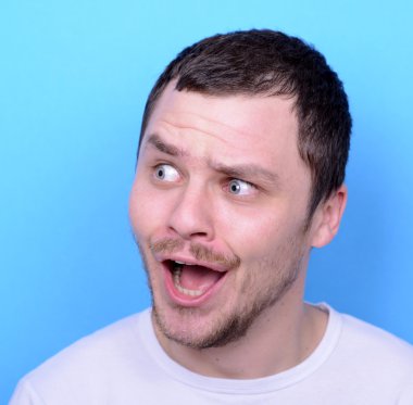 komik surat mavi arka planı olan adam portresi