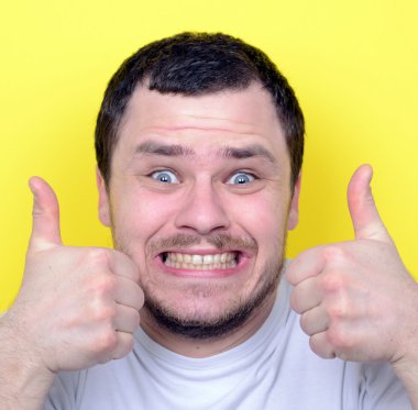 yell karşı başparmak tutarak komik ifade ile portresi