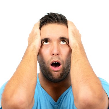 Beyaz arka plan karşı umutsuz adamın portresi