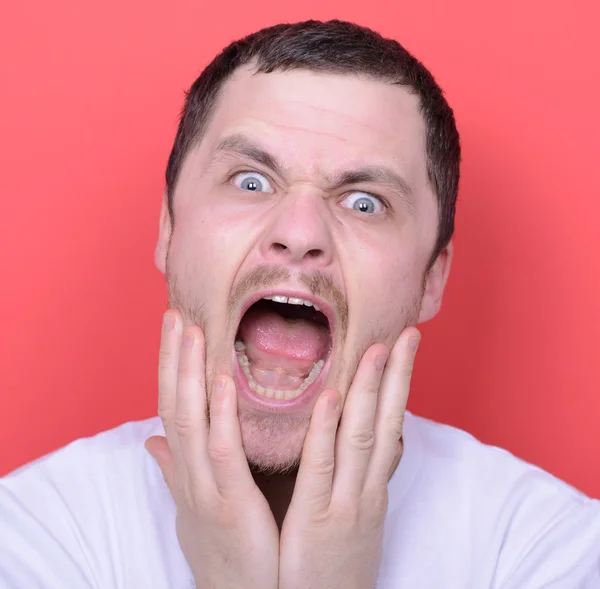 Retrato de hombre enojado gritando contra fondo rojo — Foto de Stock