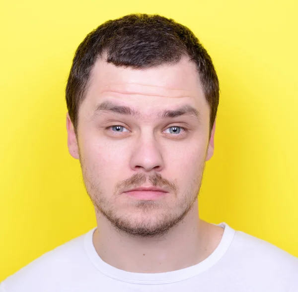 Porträtt av man med roliga ansikte mot gul bakgrund — Stockfoto