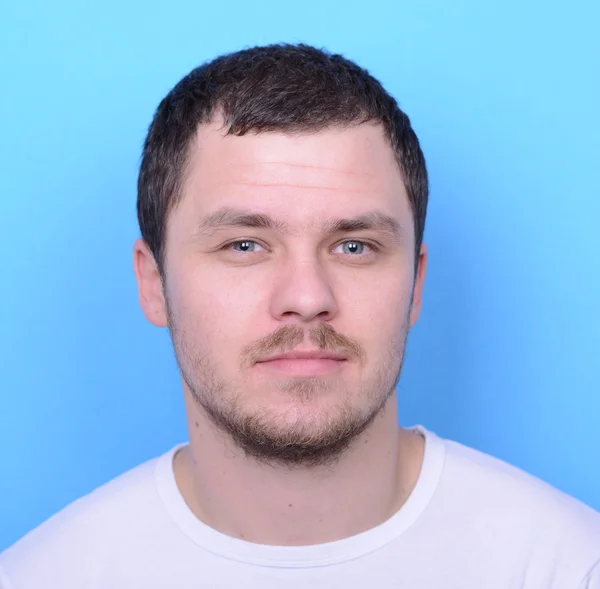 Retrato de homem bonito em roupas casuais contra backgrou azul — Fotografia de Stock