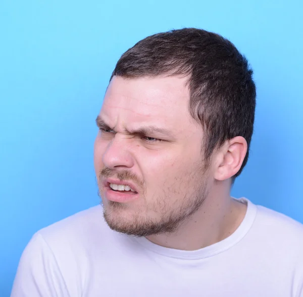 Retrato do homem com o gesto deslumbrante contra o fundo azul — Fotografia de Stock