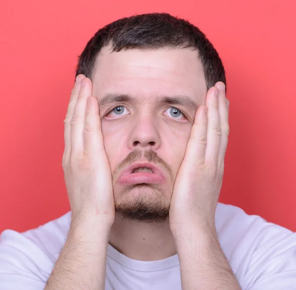 Retrato de hombre con gesto oscuro sobre fondo rojo —  Fotos de Stock