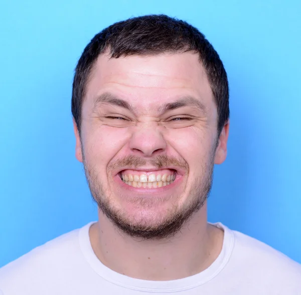 Retrato de hombre con cara divertida sobre fondo azul —  Fotos de Stock