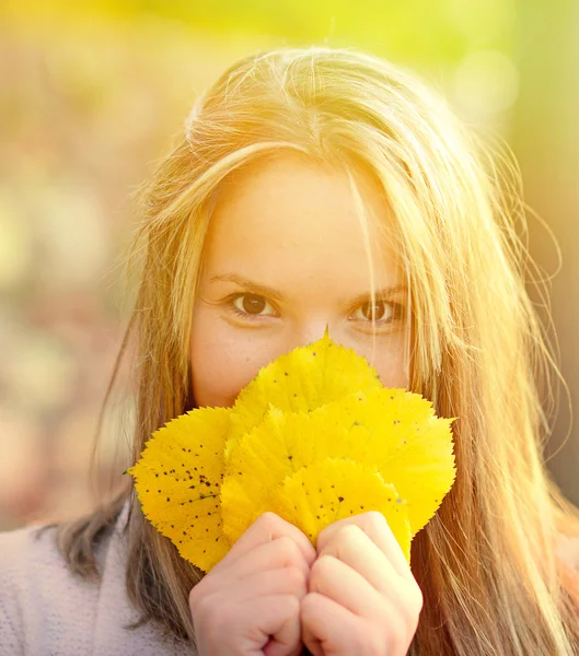 Mulher de outono feliz com folhas de outono coloridas — Fotografia de Stock