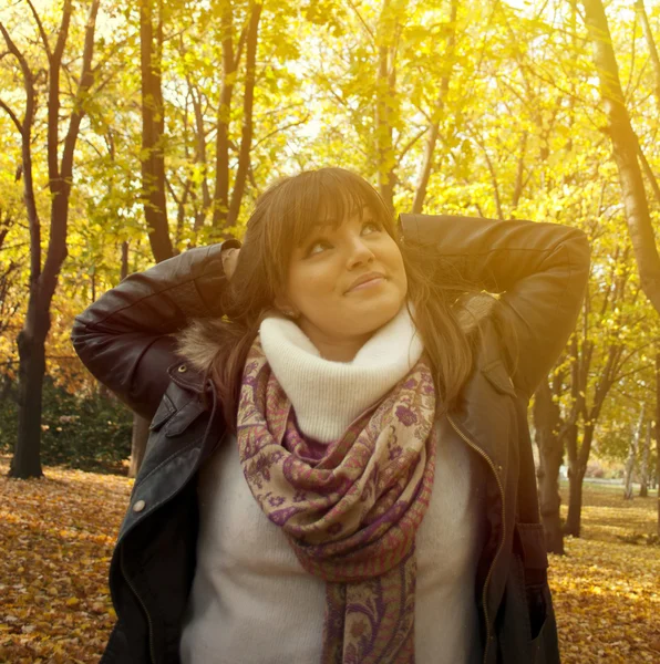 Ritratto di una donna felice che si gode la natura — Foto Stock