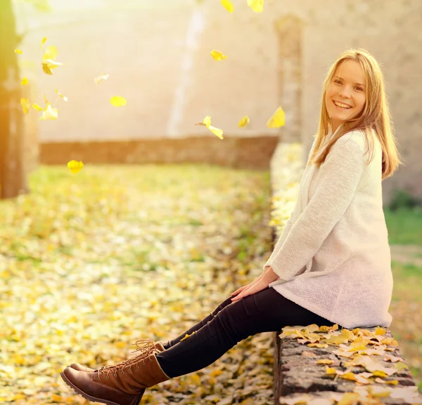 Felice donna sorridente rilassante nel parco autunnale — Foto Stock