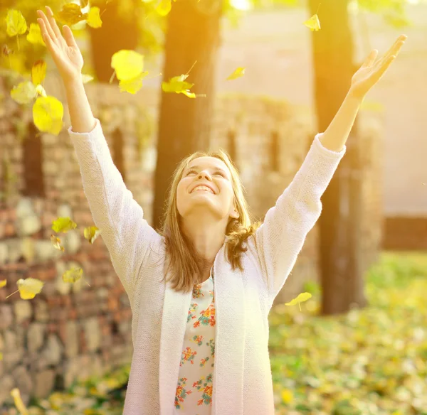 Mulher feliz desfrutando outono no parque — Fotografia de Stock