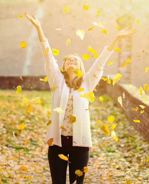 Щаслива жінка насолоджується осінь в парку — стокове фото