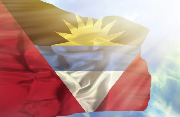 蔚蓝色的天空与阳光挥舞旗帜的安提瓜和巴布达 — 图库照片