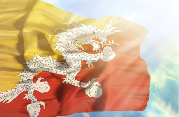 Bhután integetett zászló kék ég sunrays ellen — Stock Fotó