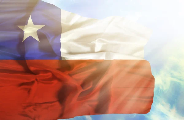 Chili agitant le drapeau contre le ciel bleu avec des rayons de soleil — Photo