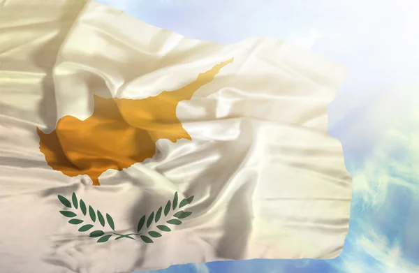 Cyprus zwaaien vlag tegen blauwe hemel met zonnestralen — Stockfoto