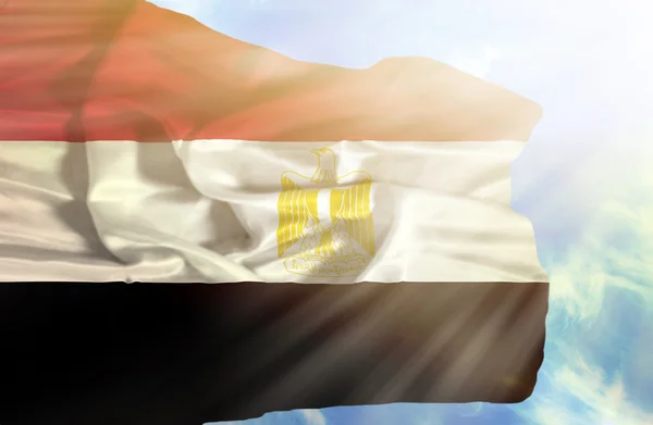 Egypte zwaaien vlag tegen blauwe hemel met zonnestralen — Stockfoto