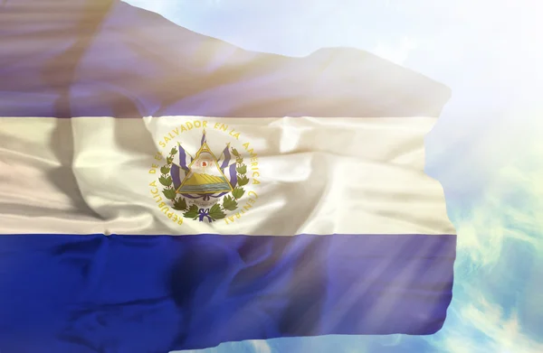 El Salvador ondeando bandera contra cielo azul con rayos de sol — Foto de Stock