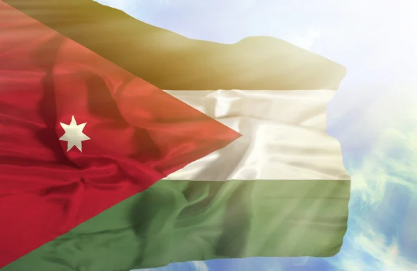 Ιορδανία κυματίζει σημαία μπλε ουρανό με τις ακτίνες του ήλιου — Φωτογραφία Αρχείου
