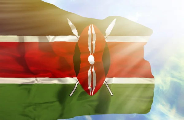 Kenya viftande flagga mot blå himmel med solstrålar — Stockfoto