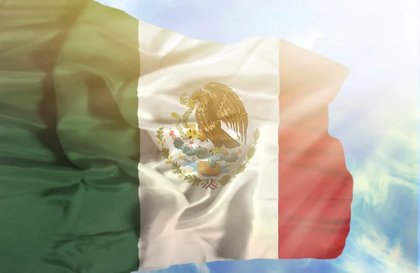 Mexico vinker flag mod blå himmel med solstråler - Stock-foto