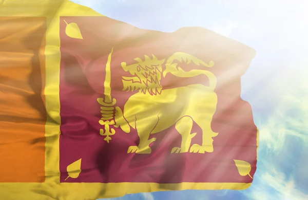 Drapeau du Sri Lanka agitant contre le ciel bleu avec des rayons de soleil — Photo