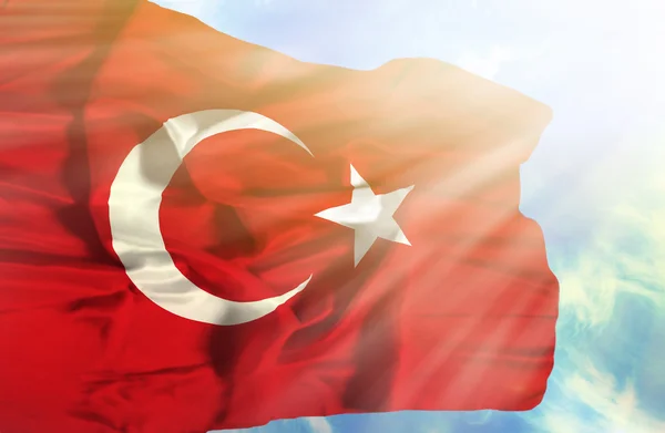 Turkiet viftande flagga mot blå himmel med solstrålar — Stockfoto