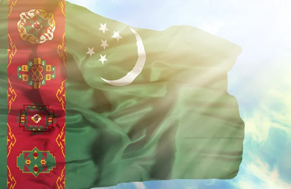Turkmenistan vifter med et flagg mot blå himmel med solstråler – stockfoto