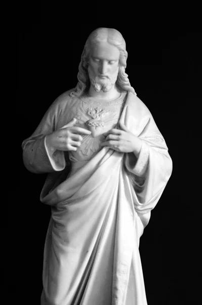 Jesus-Christus-Statue vor schwarzem Hintergrund — Stockfoto