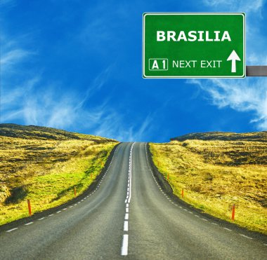 Brasilia yol işaret karşı mavi gökyüzü temizleyin