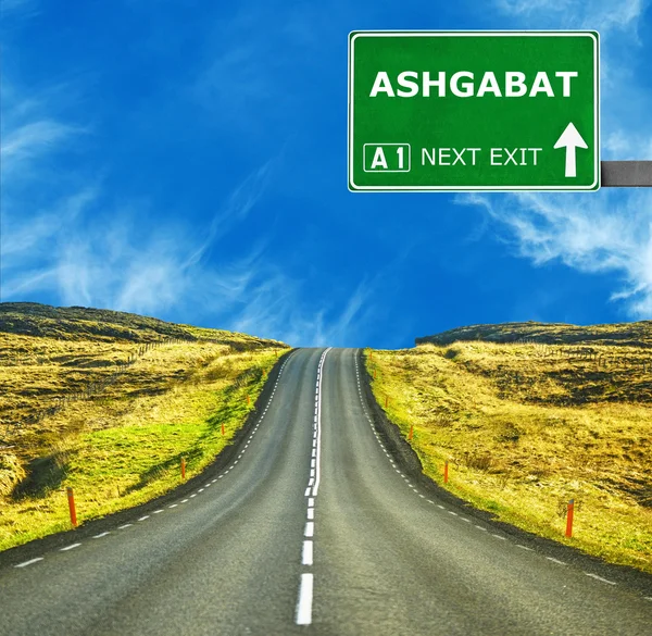 Ašchabad dopravní značka proti jasné modré oblohy — Stock fotografie